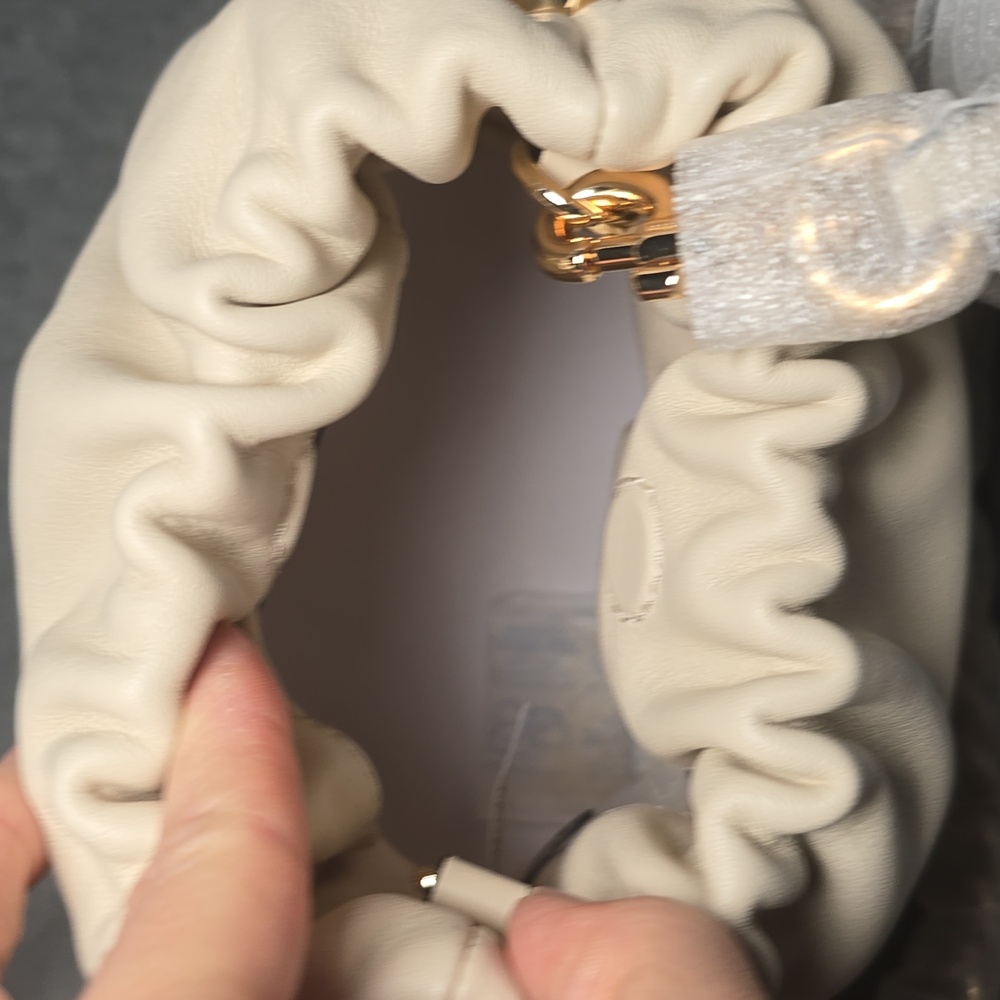 Marc Jacobs Small Leather Bucket Bag in Marshmallow NWT - Picture 7 of 10